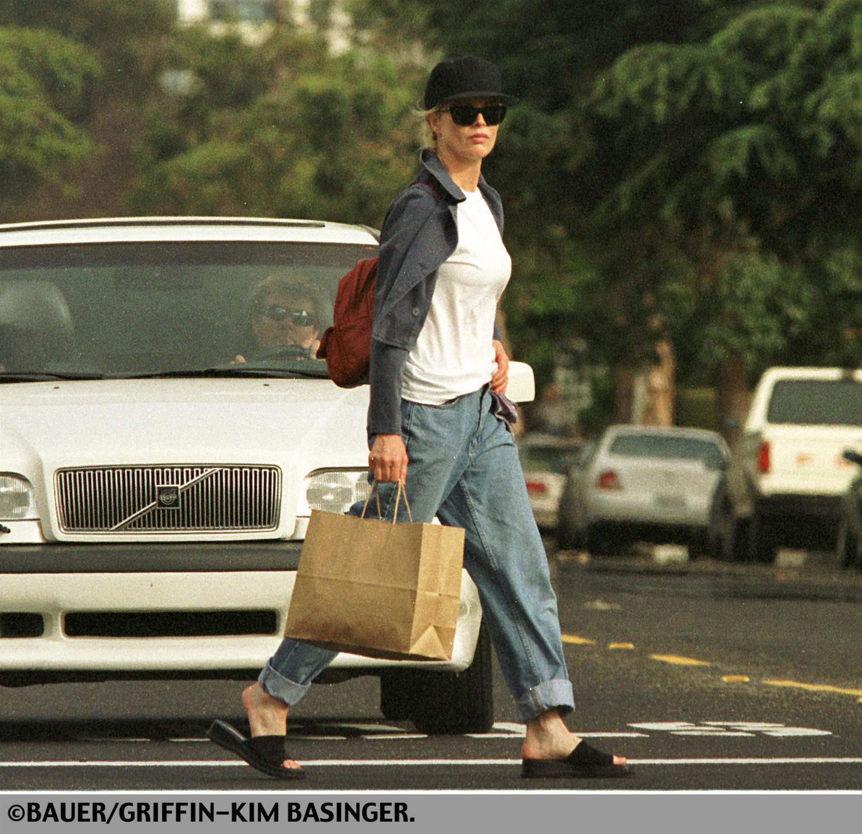 Kim Basinger on 1999-05-22